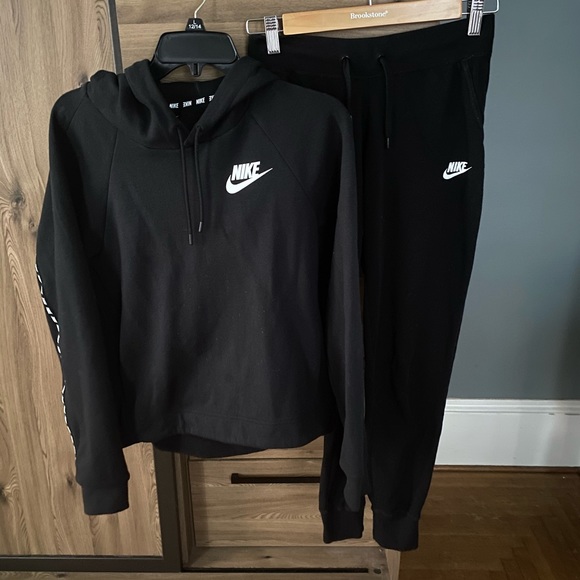 nike sweatshirt and joggers set
